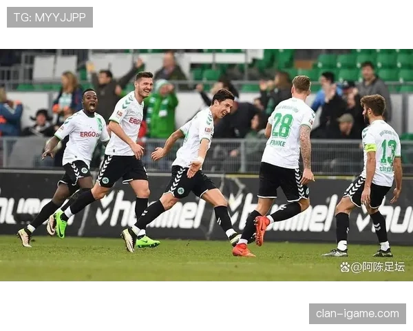 沙尔克中场组织近期表现稳健，攻防转换效率持续提升